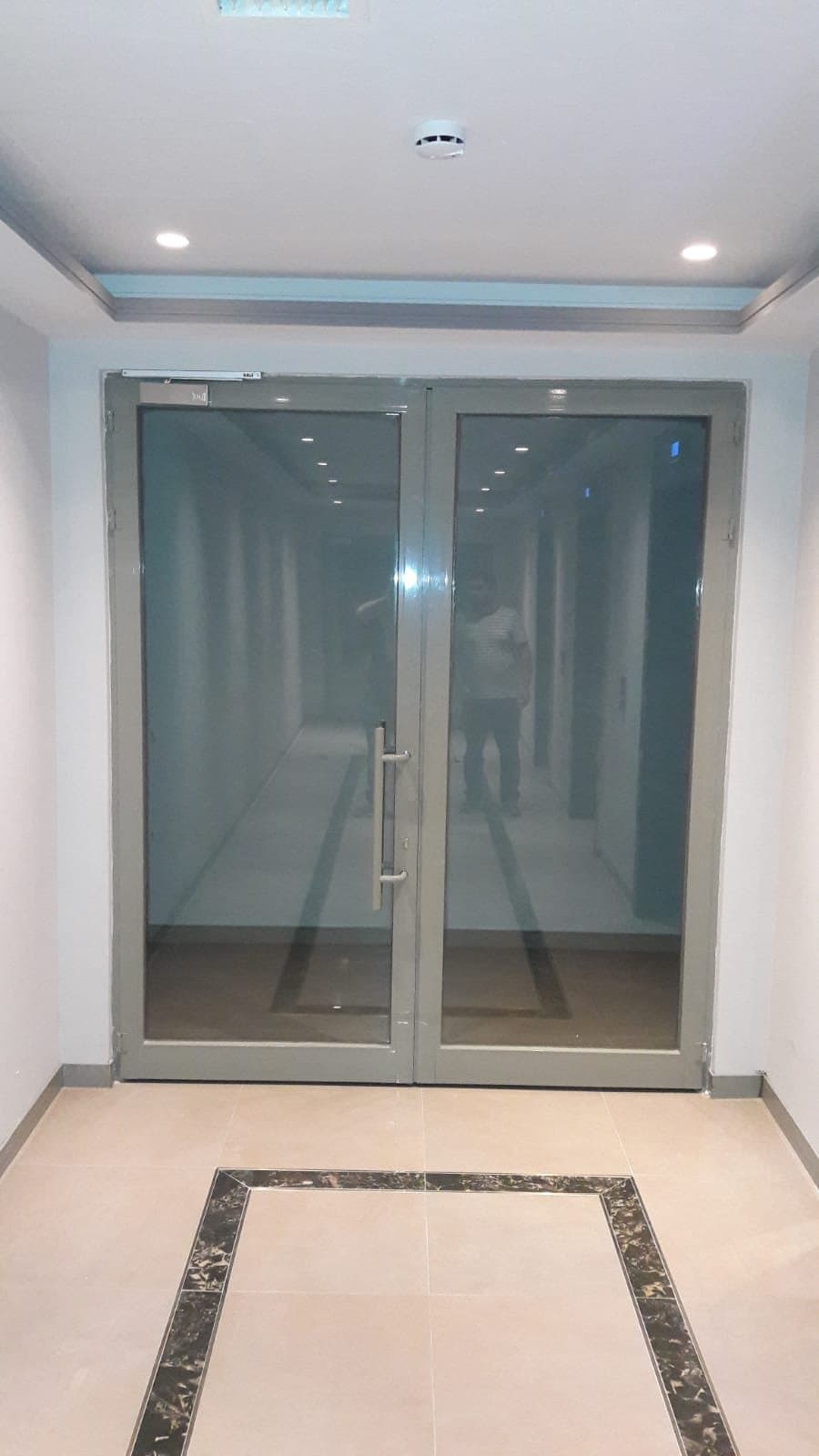 Ofis Girişi Cam Kapı Uygulaması
